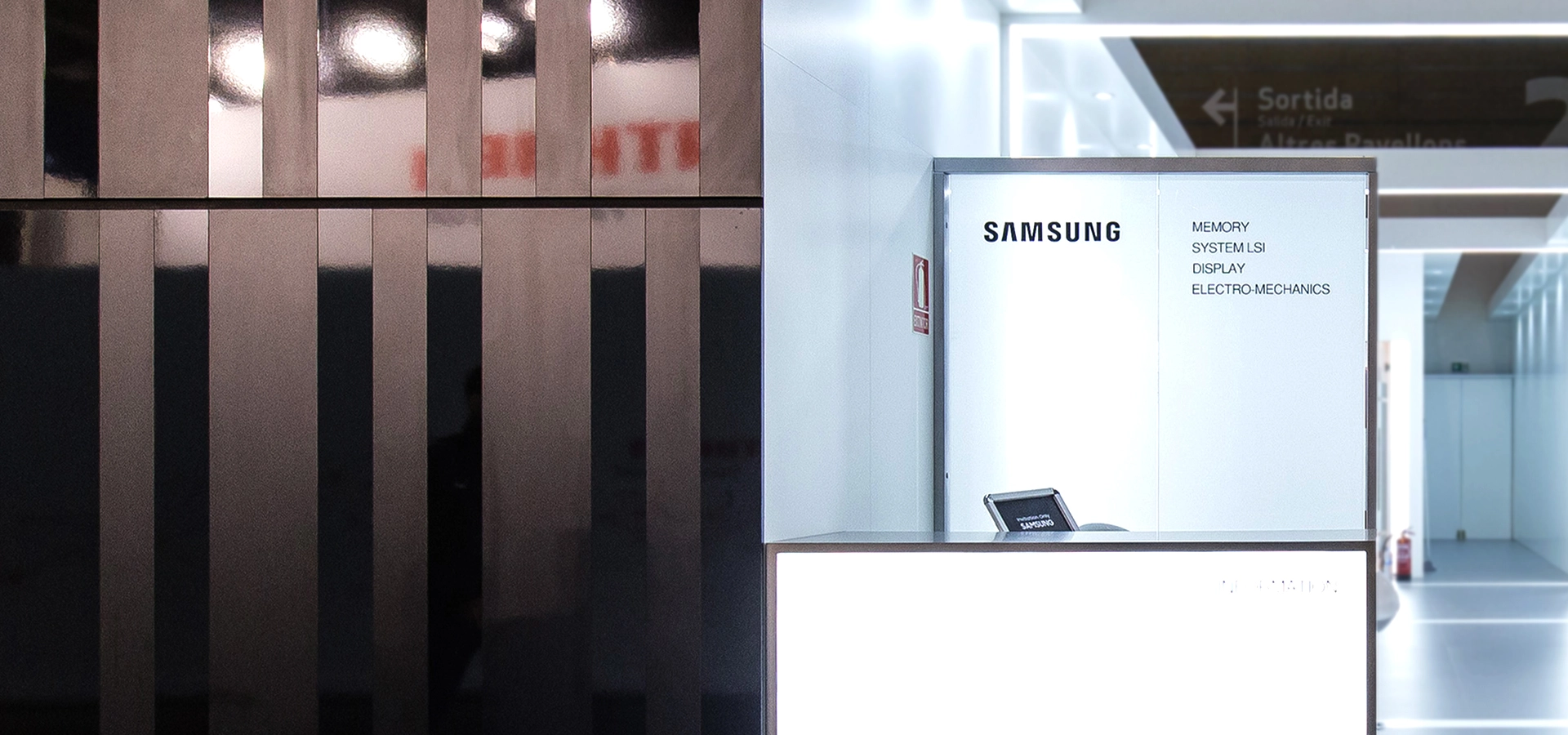 MWC trend agency booth design samsung 